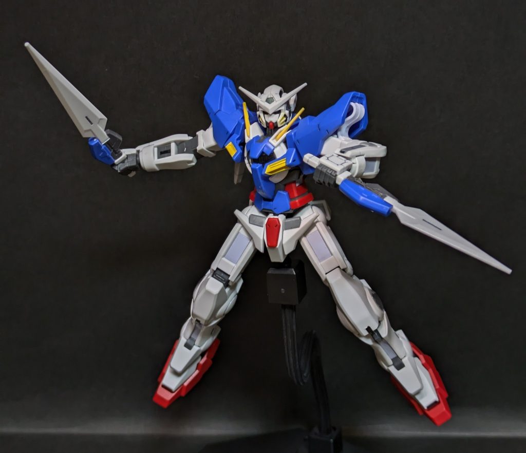 GNロングブレイドとGNショートブレイド。なんかエクシアはシールド含めて装備をポンポン投げ捨ててたイメージがありますねwwwスーパーロボット大戦とかの戦闘アニメーションのせいですかね？？w