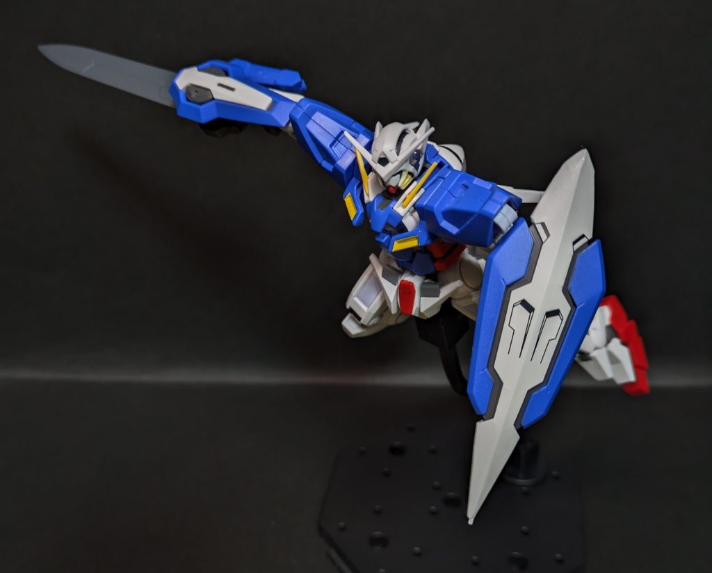 「エクシア、目標を駆逐する」主人公であるガンダムマイスター、刹那・F・セイエイが搭乗するガンダムエクシア。セブンソードと呼ばれる7本の実体剣を装備した白兵戦特化の機体です！