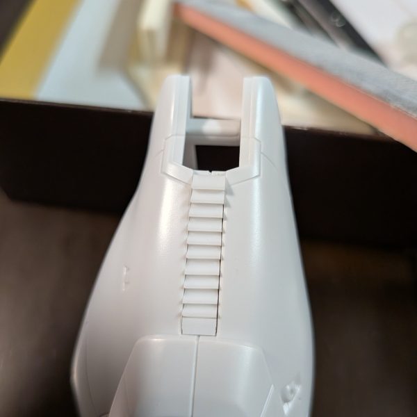 今回はRE1/100リントヴルムを少しだけ改造して制作してます。１ヶ月程、家庭の事情により中断していましたが、おおむね改造箇所や新規スジ彫りとモールド彫り直し、ヤスリがけまで完了しましたので投稿します。膝アーマーに新規スジ彫り追加、肩アーマー下がスカスカだったので、余剰パーツでフタを追加、ふくらはぎ後ろ上部に新規スラスター追加、ふくらはぎ後ろ下部のスラスターをバーニアに変更、リアスカートを分割してＭＧシナンジュスタインのリアスカートに変更しました。完成イメージはZガンダムっぽい塗装にしようと思っています。（4枚目）
