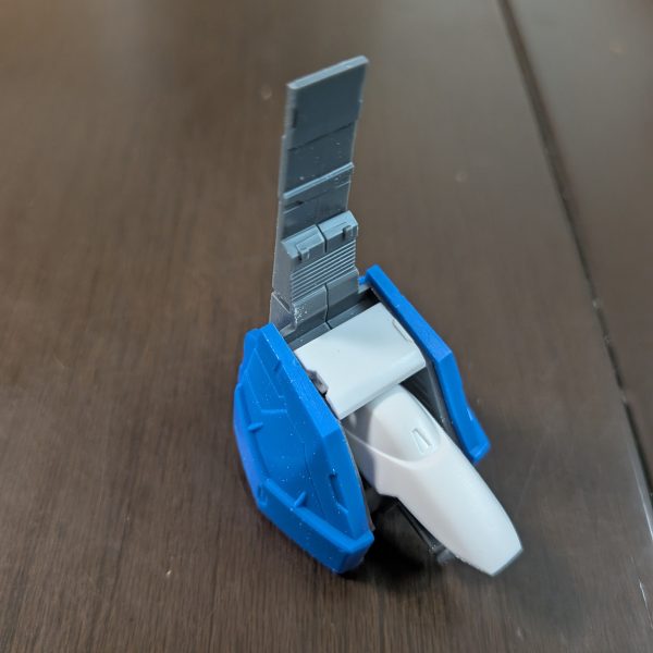 今回はRE1/100リントヴルムを少しだけ改造して制作してます。１ヶ月程、家庭の事情により中断していましたが、おおむね改造箇所や新規スジ彫りとモールド彫り直し、ヤスリがけまで完了しましたので投稿します。膝アーマーに新規スジ彫り追加、肩アーマー下がスカスカだったので、余剰パーツでフタを追加、ふくらはぎ後ろ上部に新規スラスター追加、ふくらはぎ後ろ下部のスラスターをバーニアに変更、リアスカートを分割してＭＧシナンジュスタインのリアスカートに変更しました。完成イメージはZガンダムっぽい塗装にしようと思っています。（3枚目）