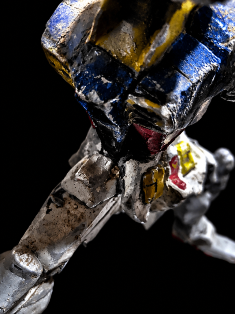 チッピングを多用することで、幾度もの戦闘をくぐり抜けてきた機体のリアルな質感を表現しました。さらに、スジ彫りを追加することで情報量を増やし、機械としての精密さや存在感を高めています。