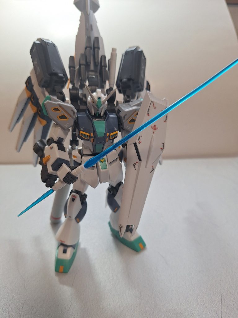 ハイニューガンダムといえば　サーベルブルーの前後ビーム。