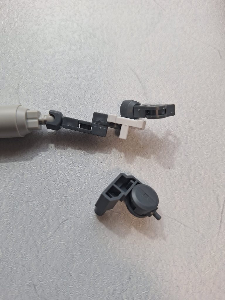 この白のパーツが、カギでしたアースリーガンダムのコアガンダムなどのバックパックに接続出来パーツです。これによりアリュゼウスにもハイニューモードにも出来るようになりました。