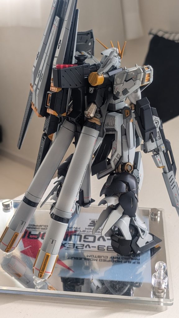 プロペラントタンクは特に目立ちますが、今回はキレイめなグラデーション塗装にしました。台座は100均のフォトフレームにミラーシートを貼り、そこにクリアステッカーシートでオリジナル機体プレートを作って作成しています。手前の画鋲みたいのはマグネット起動LED用の磁石です笑リアスカート内に起動用のモジュールを仕込んでいます。