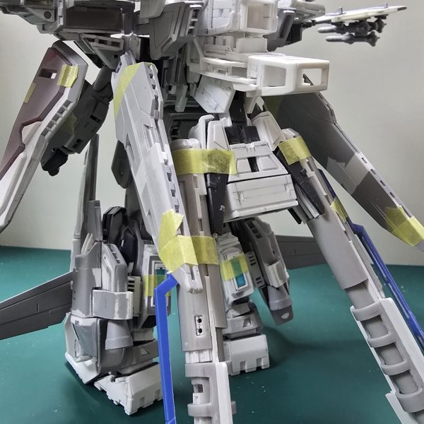 久しぶりの製作過程報告です。軽くサフを吹いてディテール等の詰め作業中です。ガンダムX同様、ガンダムコンバットも祝３０周年なので派手に盛った形状にしてしまいました😅重爆撃形態から後部キャノンユニット・足の下駄・ライフルアーマー？などを分離して高速飛行形態に😆頑張って秋頃の完成をめざします。&nbsp;（2枚目）