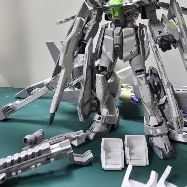 久しぶりの製作過程報告です。軽くサフを吹いてディテール等の詰め作業中です。ガンダムX同様、ガンダムコンバットも祝３０周年なので派手に盛った形状にしてしまいました😅重爆撃形態から後部キャノンユニット・足の下駄・ライフルアーマー？などを分離して高速飛行形態に😆頑張って秋頃の完成をめざします。&nbsp;（3枚目）