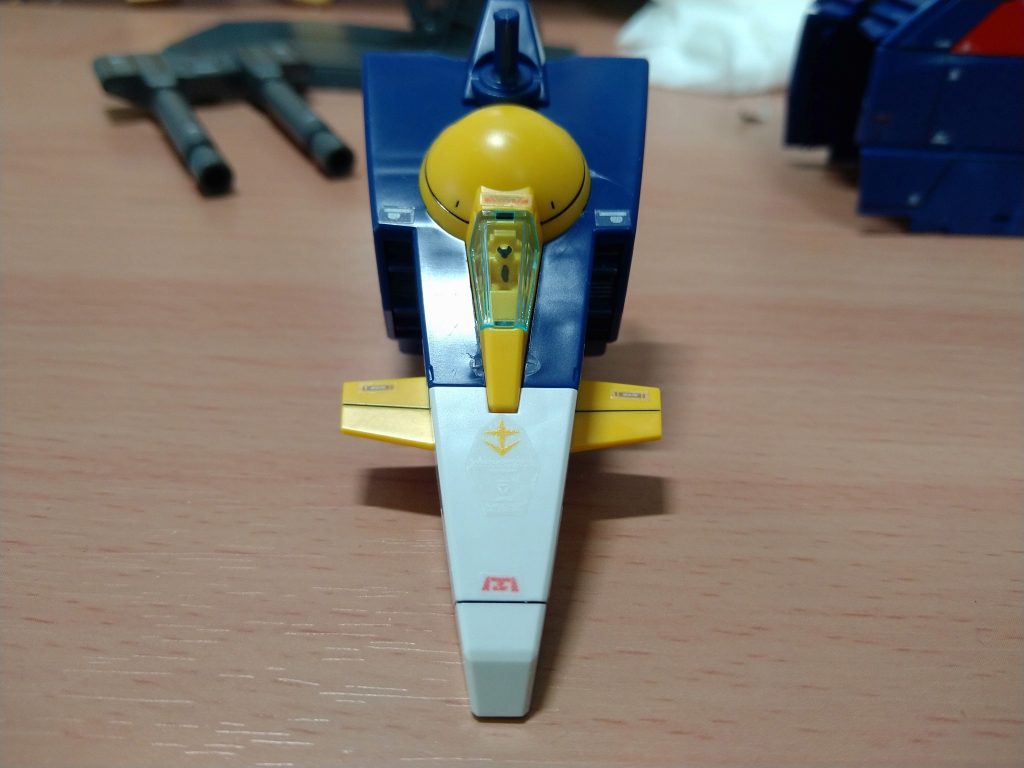 スミ入れと家にあったデカールをそれっぽく貼っていきました。丸見えのパイロットもセイラさんぽくなる様に塗ってあります。