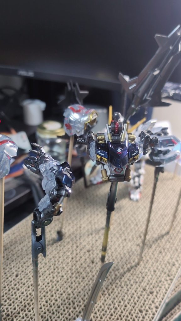 もともと組んだことのあるMGSDバルバトスの通常品を参考にしつつ、デカールをくどくない程度に。乾燥後はボーンペイントのフルグロスクリアを吹いては磨きを数回。紺のところはプリズムブルーブラックです。