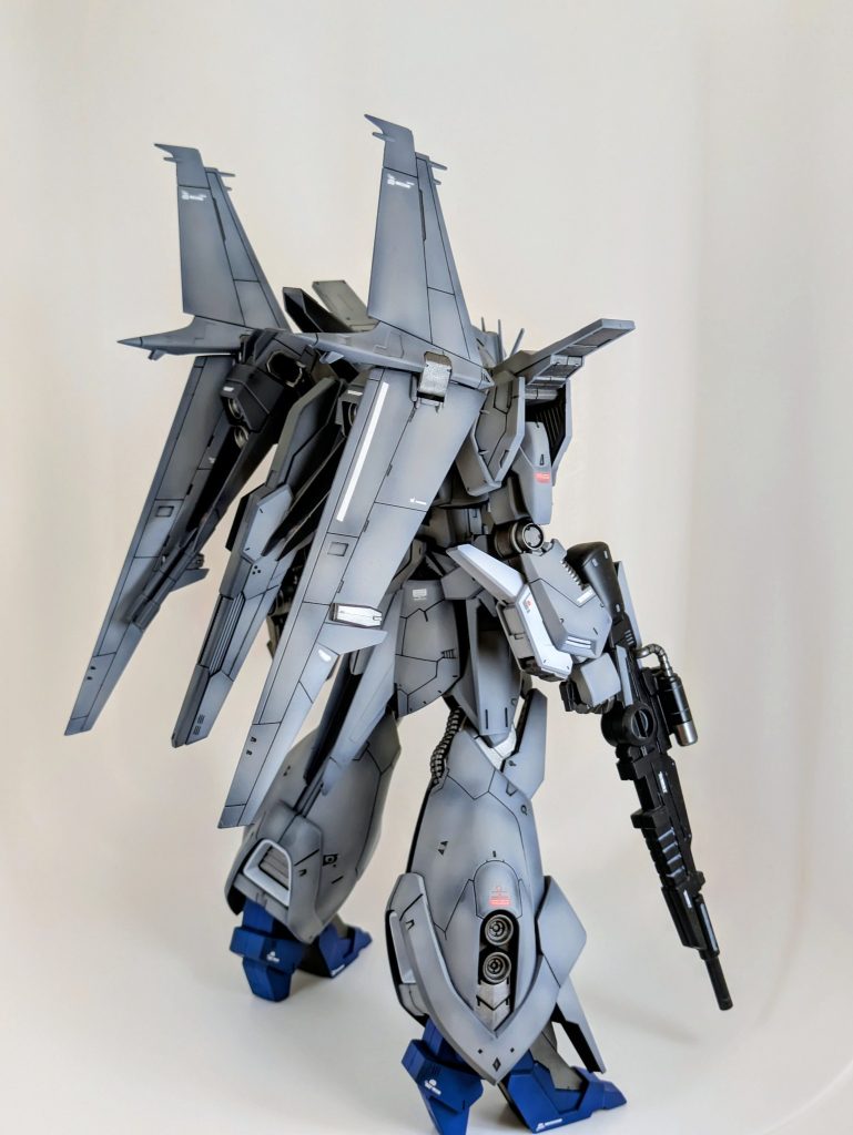 目を引く巨大なウイングが良い。戦闘機をイメージさせるマットなカラーリングがより映える様に思います。