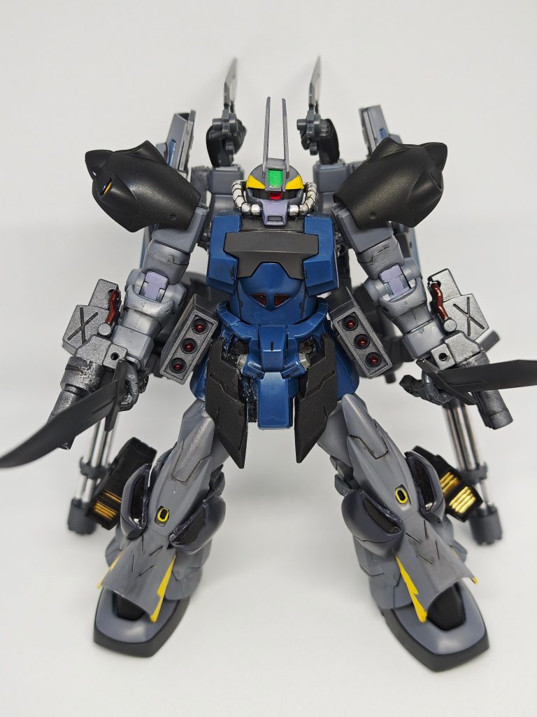 誰もが考えるグフのダグルガトリングですが両手に付けると剣が持てず接近戦がメインのグフにしてはもったいないと思いこうしました。元からガトリングシールド保持の際に三連３連ガチリング砲は使用できないというのがもったいないのでガトリングシールドは外して別に保持し両手３連ガトリング砲で剣も両手で振るえるようにしました。