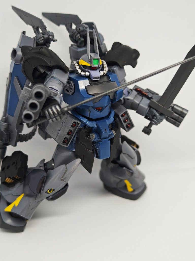 頭部はプラ板でセンサーを製作し両肩はケンプファーのものを使っています。腰にザクのミサイルをつけており両足はやフロントアーマーはフェイクνのアーマーを使いボリュームアップしています。