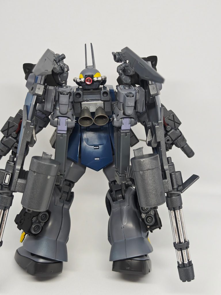 背部はパワードアームズパワーダーのものに換えそこから延長パーツを使ってサブアームを増設しそこにガトリングシールドを装備しました。また頭部にはサブカメラをレンズパーツでつけました。これが複座型たるもっともな部分で武器管制やサブアーム操作とメイン操作を分けることで複雑な操作を可能とする設定です。背部からの襲撃も背部カメラで見ればわかりますしね。