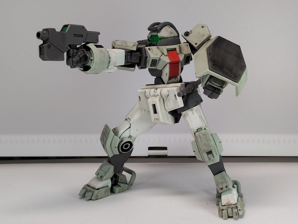 本編にはなかったけどビームガンを構えて射撃。