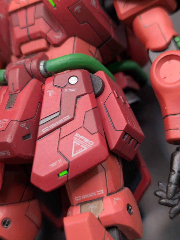 丸いのが許し難い腰部フロントアーマーは角張った形状かつ大型化