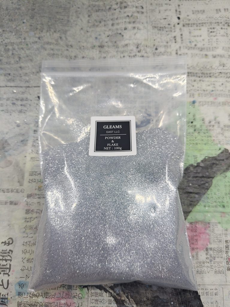 0.1mmラメフレーク0.3mmで吹くのはきついです。0.5mmではいけます。（使い慣れてないので、ウェットなやり方は無理と判断。普段、トップコートでしか使わないクリアーをウェットに塗った上にフレークを振りかけるドライフレークで作業しました。コロッケのパン粉を着けるようにすれば、ムラなくできるのでは？（要検証（やるならキャンディよりも吹くのも研ぐのも回数増えるので覚悟してください。あと、フレークギリギリを研ぐなら使い古した神ヤスか、ペーパーヤスリを使った方が良いです。このフレークは金属なのですぐヤスリがヘタります&nbsp;