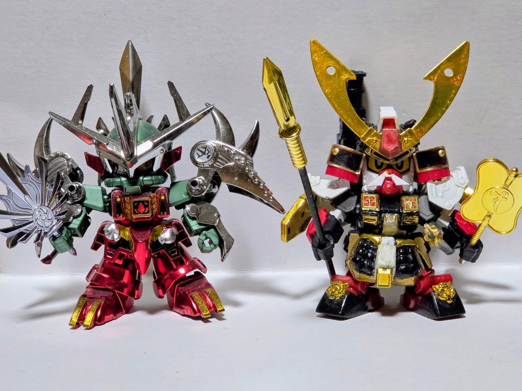 当初の目的通り、闇将軍と並べてみました。メッキ比率が高いので超鋼版と比較しても迫力負けしません。