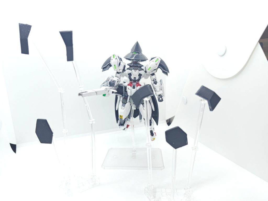 ラメフレークキャンディなので、光の当たり具体的で表情がかわります。なぜやろうと思ったのか。タイトルから夜の魔女とつけた後にラメで夜空っぽく表現できるじゃないかと塗装を敢行。ムラが空の奥行きにするつもりで、ラメは敢えてヤスリがけしてないです。その結果、21回の塗装（厚塗り）と研磨地獄にご招待されちゃいましたよ。(gundam-kao2)段差がなくなるまで千番で塗ってはひたすら面出し、終わったら2千番~1万番までヤスリ掛け、コンパウンド、ガラスコーティングでツヤツヤテカテカ台座が足らないので無念ショート動画&nbsp;https://youtube.com/shorts/reyvho0wpuo?si=nZElWjBPB_SfqKaU