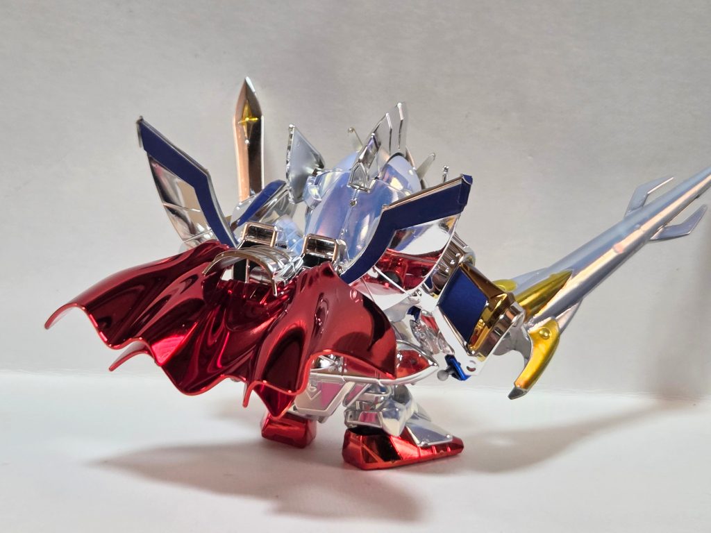 メッキ塗装にはシュナイダーミラーエフェクトを使用、いつも使っているモロトフと性質は同じながら1～2時間で素手で触れるほど乾燥が早く急ぎの際には便利ではありますがペン1本1500円以上と高いので急ぎではない限りは使用は控えたい塗料です、多少希釈はしましたがそれでも1キットで半分近く使いました(涙)鎧と本体の白部分はフィニッシュクリアのホワイトを使用しました。厚く塗ると光沢が弱くなるので今回は薄く吹いてます。