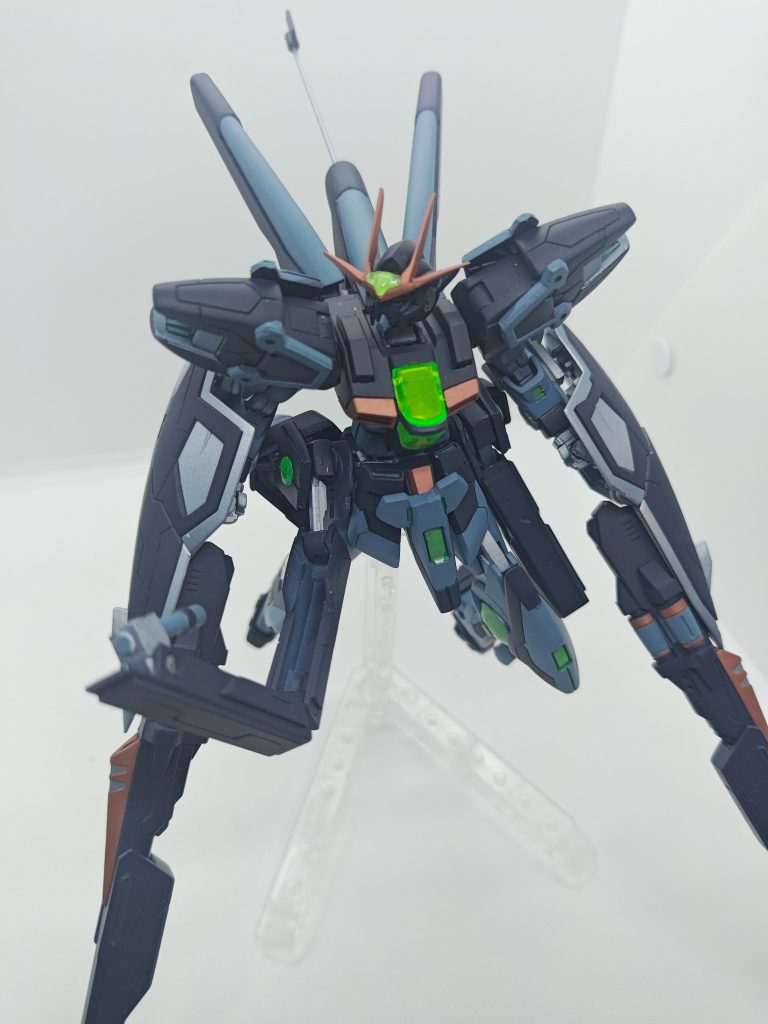 腰の両側の箱は六軸の隠し腕。武装持ち替えず近接戦闘を凌ぐ為のものになります
