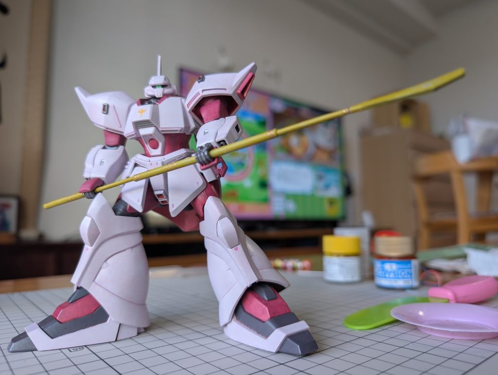 【塗装、デカールなど】下地はピンク缶スプレー。バーニア内部、ビームトマホーク以外はアクリジョンのグレイパープルを基本に調色。溝の箇所はアクリジョンのシェイドパープルで描き込み、線が広がった箇所は本体色で上書き。墨入れは消極的、汚し塗装は手や関節箇所にガンメタを軽く擦った程度。デカールは軽いアクセント程度。胸のネオ・ジオン？マークは白地に黄色のせいかボヤけるので、貼付後に上塗りして少し濃くした。本体色の白（ピンク）が映えるよう、ほとんど盛らずシンプルさを意識した。クリアコートで仕上げて、程よく艶が出た。