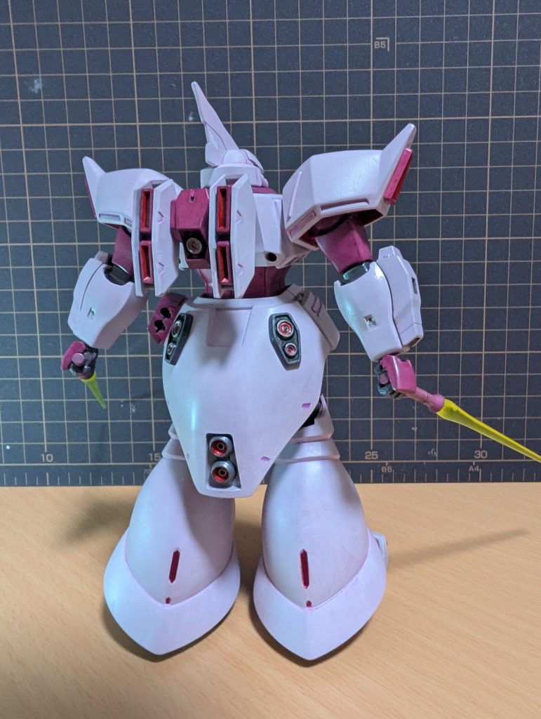 背面ランドセルは無かったので、ジャンク品を見繕い装着。さほど違和感なし。腰のサーベルラックはイジりようがないので、以前のオーナーさんの意匠をそのまま引き継ぎ。これはこれでアクセントになって良し。可動域は最新キットに触れてない私からしたらまあまああるとは思うけど、他の方の作例を拝見すると物足りない部類のようです。機体色はピンク。白基調なせいか下品には感じません。完成時、娘が「わたしのだー」と喜んでくれたので感無量でした。