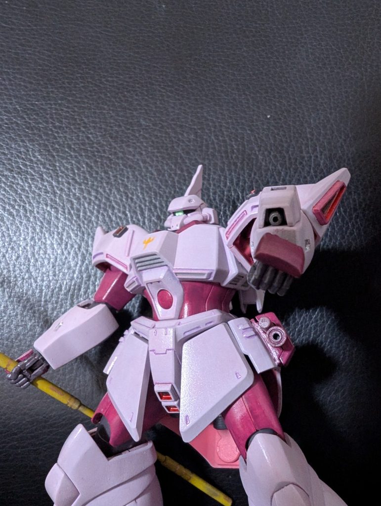何色で仕上げようかなとアクリジョンの瓶とにらめっこしていたところ、今年3歳になる娘が「これがいい」と執拗にピンクを推してきました。あと紫色がパーソナルカラーな娘・・ピンクと紫・・うーん・・ガザCかな。じゃあアクシズ仕様にするかというところで、イメージを膨らませます。あと、腕の速射砲を構えさせ立たせたとき、エルゴレアを襲ったドライセンっぽいなと頭がよぎり、ビームトマホークを持たせました。あと、握り手を一回り小さくしたせいか、プロポーションが全体的に引き締まった気がします。