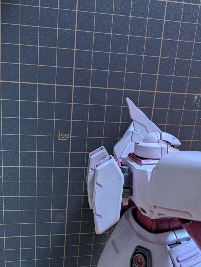 【ランドセル装着】ランドセルは水星の魔女の「ガンヴォルヴァ」規格が違うからといって、穴埋めたり、あけたりするのが面倒なので、ポリキャップ同士組み合わせて装着、隙間箇所にプラバンを噛ませた。厚みが出た分、ボリュームが出た感じ。手抜きだが、これはこれで良し。