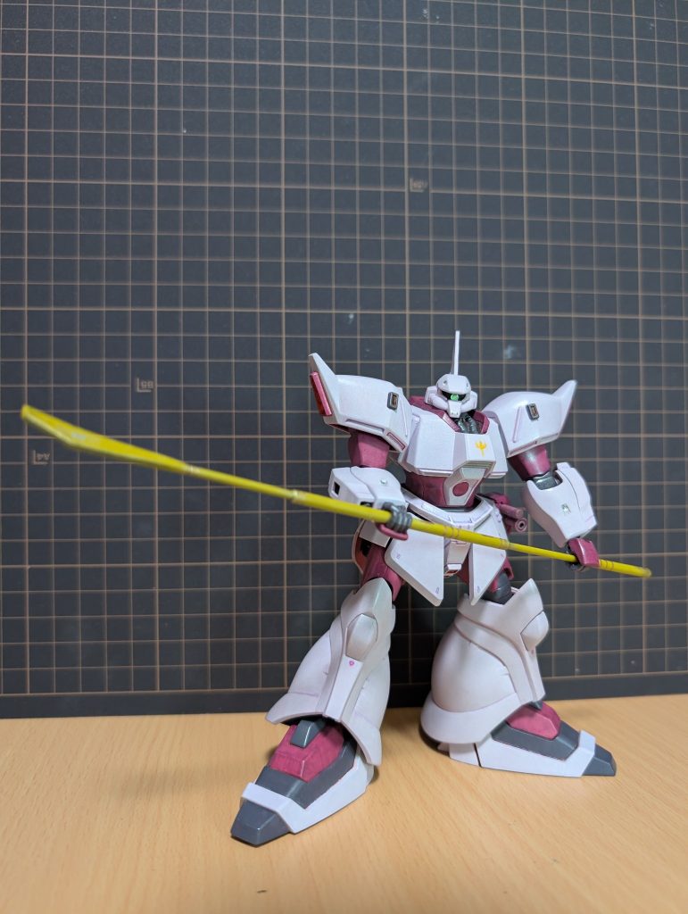 【ドライセン型ビームトマホーク制作】ナギナタ部分は厚さ2㎜分プラバンを大雑把にカット、2㎜丸プラ棒を用意し、それぞれ1㎜ピンバイスで軸受けの穴を空け、真鍮線と瞬着で接着ナギナタ部分をカットしながらキサゲやヤスリで、それっぽく整えた。持ち手の太い箇所は、3㎜プラ管を大小1個ずつカット。両端を斜めにカンナ掛けとヤスリで整え、2㎜丸プラ棒に通し、流し込み接着剤で接着塗装して、スジボリ部分は掘らずにフリーハンドで描き込み。１時間程度、勢いで仕上げた。ドライセンのビームトマホークはビーム刃が展開していないほうがナギナタっぽくて好み。