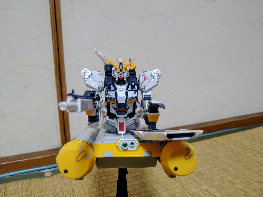 RGのνガンダムなのでHG用の固定パーツが使えませんが、普通に載せただけでも問題無しです。流石のRGなので上半身を後ろに反らせて構えられるので良い感じになります。