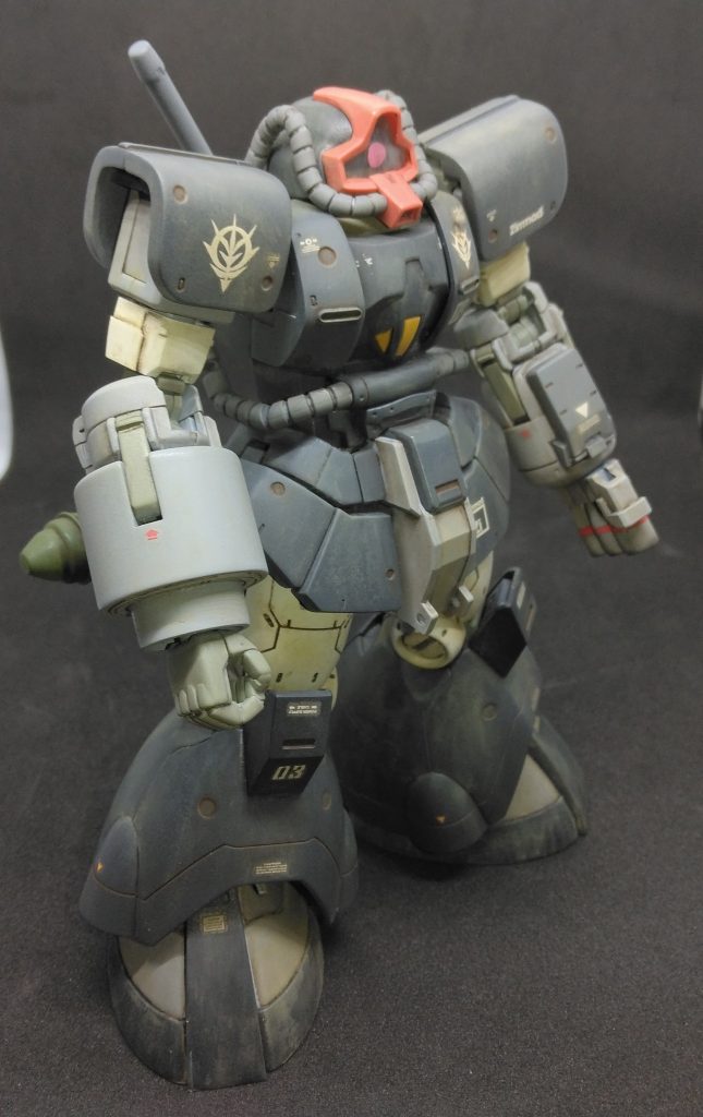 カラーレシピ関節部等を水性ホビーカラーのRLM02グレーで塗装した以外は、全て缶スプレーです😃クレオス(C) 　タミヤ(T)頭部等黒:ジャーマングレー(C)胸部等濃灰:ガンシップグレイ1(T)バックパック等灰:ガンシップグレイ2(T)腕部等薄灰:ミディアムグレイ(T)太腿等白:グランプリホワイト(C)コクピット:キャメルイエロー(T)赤い部分は成型色のままです😃
