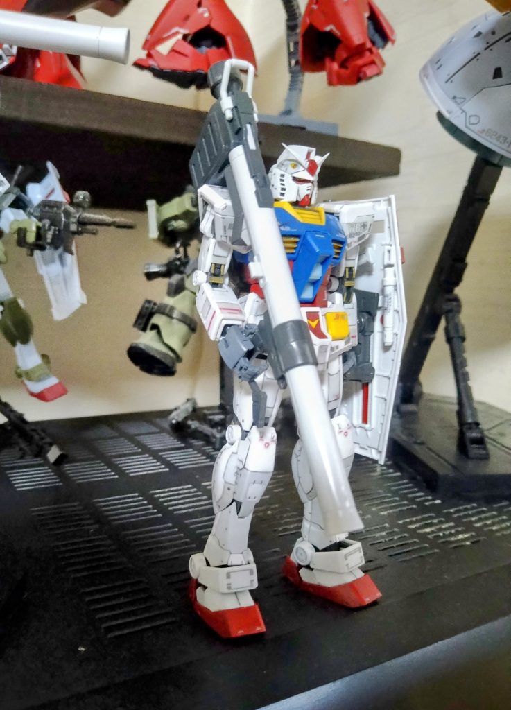 今となっては古くてポロリの多いキットですがそれでもギミックの詰まったカッコいいガンダムです。