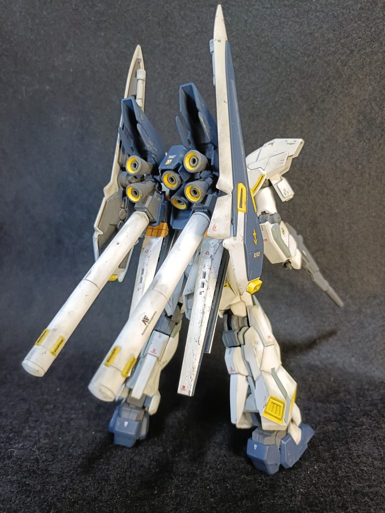 右背面。高速機動しそうな機体でアムロに合いそうです😆