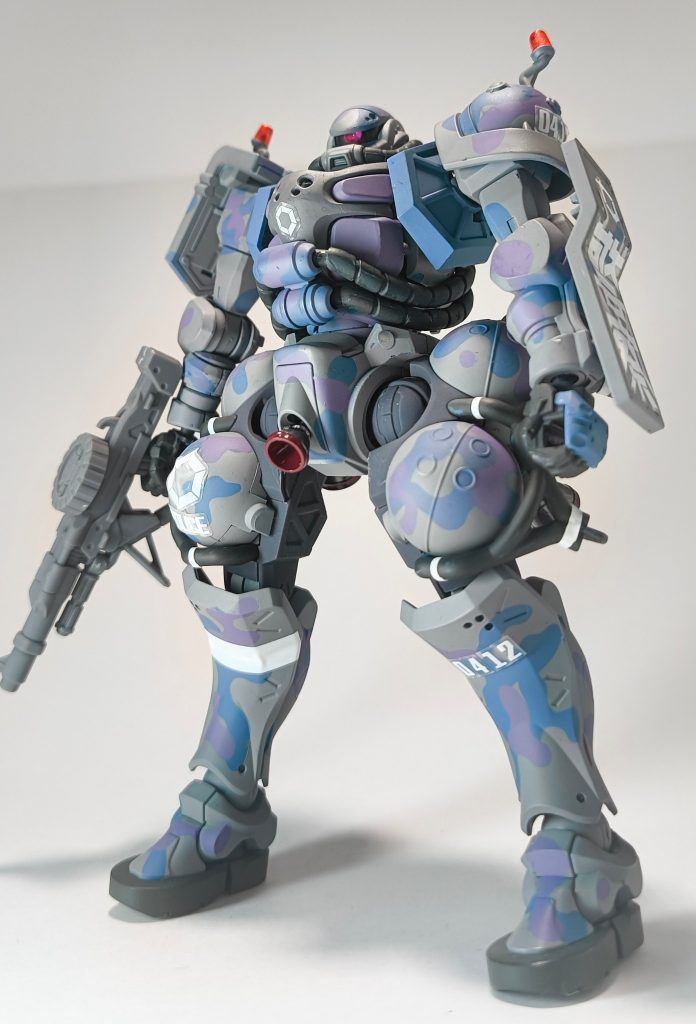 迷彩部分は、ベギルベンデバイオレットミディアムブルーニュートラルグレーinグランプリホワイト。&nbsp;
