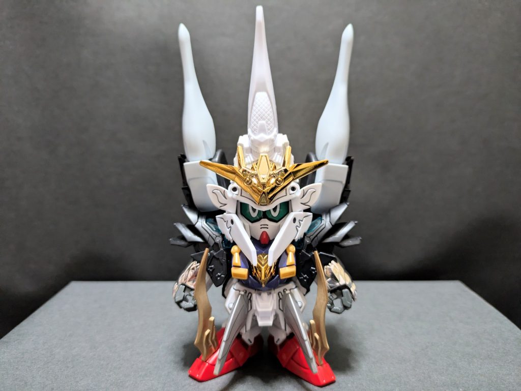 ベースキットは『LGBB飛駆鳥』。肩のみ『天覇曹操ウイング』のものに差し替えています。胸部をパープルで塗装、装飾を追加。前腰鎧は天国途の顎から下を切り出したものを中央に置き、『徐晃デスサイズ』の肩の突起を両サイドに取付け。腕には『LGBBバーサル騎士』の銀メッキ甲装を贅沢に装着。