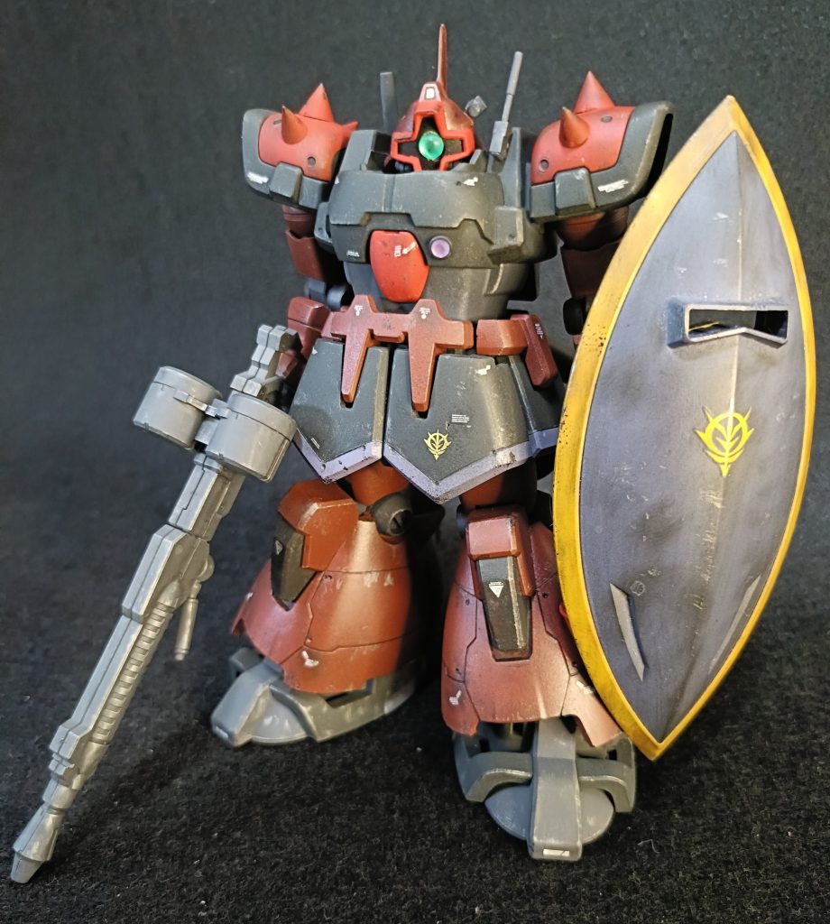 プロトタイプということで新型のゲルググのシールドや試作重マシンガンなど装備してます。