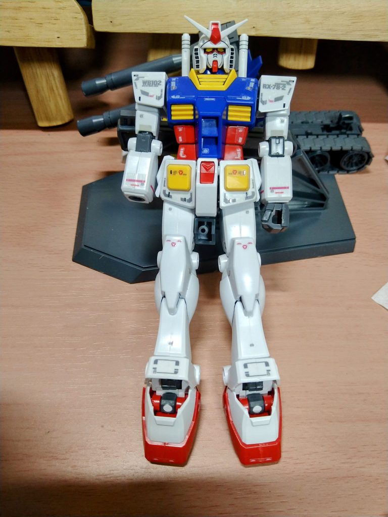ガンダムにはRGのガンダムのデカールを貼ってます。基本的にサイズが同じなので問題なく貼れてスミ入れと相まってかなりカッコよくなりました。