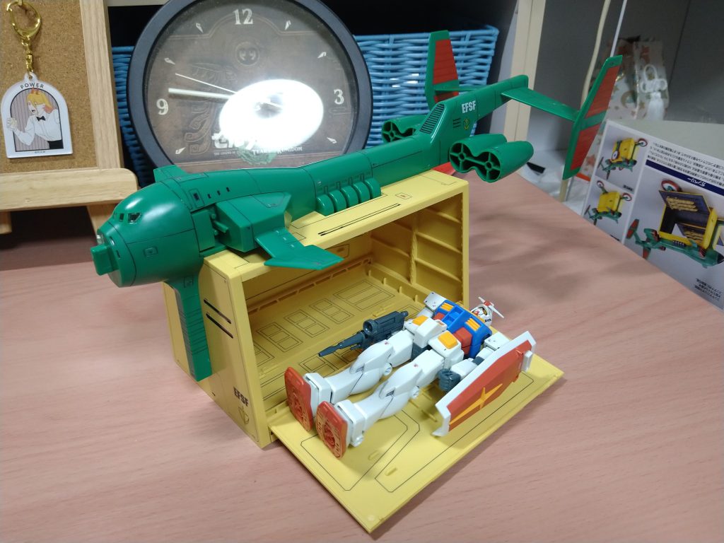 取り敢えず組んでデカールを貼った状態です。