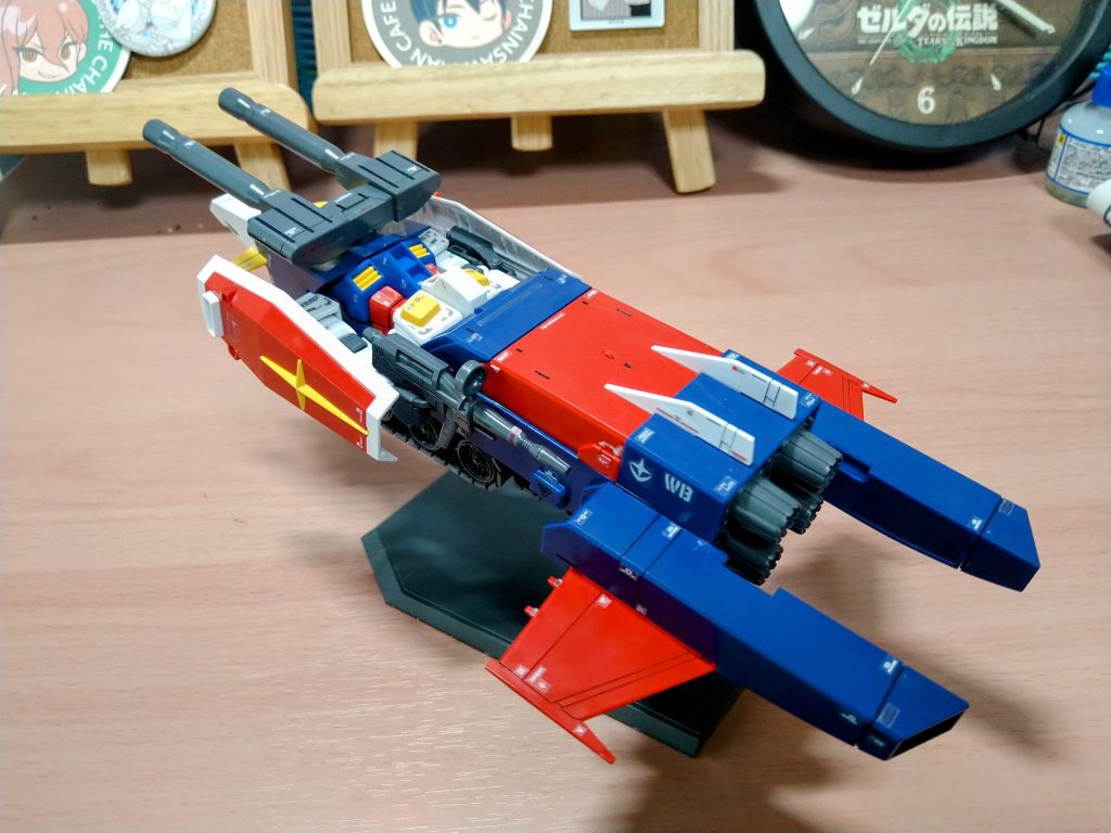 そしてドッキングさせて付属の台座にセットして飛行形態になります。子供の頃作ったGアーマーとは違い色分けもギミックもほぼ完璧な形で完成したときは感動しました。