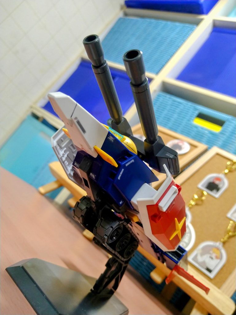 大型のビームキャノンにキャタピラ、そして剥き出しのガンダムの腹部を守る為に両腕にシールドを装備した姿に感動しました。