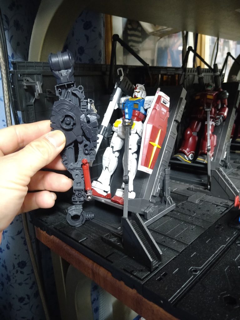 説明書通りに作り始めてその大きさに驚きの連続(初めての1/60)でした。足だけでRGのガンダムより大きいんですから！！