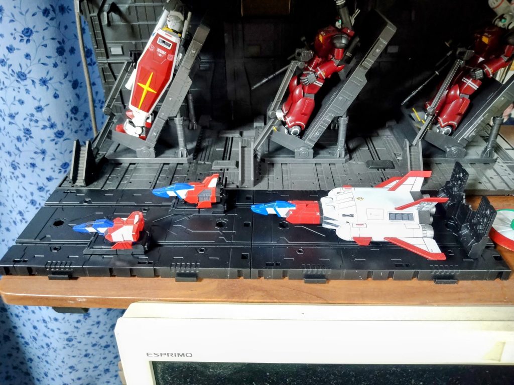 最後はホワイトベースのデッキをイメージしてパソコンラックに並べてみました。やはり劇場版なのでコアブースターも並べてみました！雰囲気はよく出てると思います。