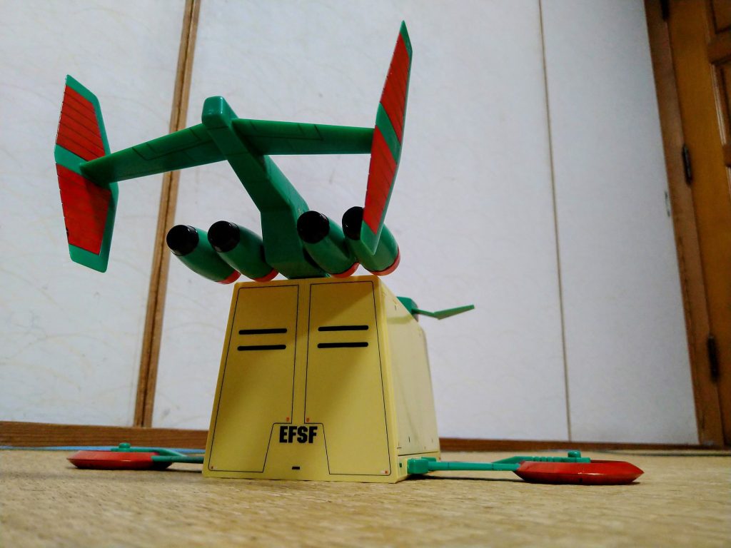 3基のローターで上昇し、4基のジェット・エンジンで前進するVTOL機ですが、その巨体からは想像もできない空の状態ならマッハ1.3、ガンダムを積んでいてもマッハ0.75ものスピードが出せます。