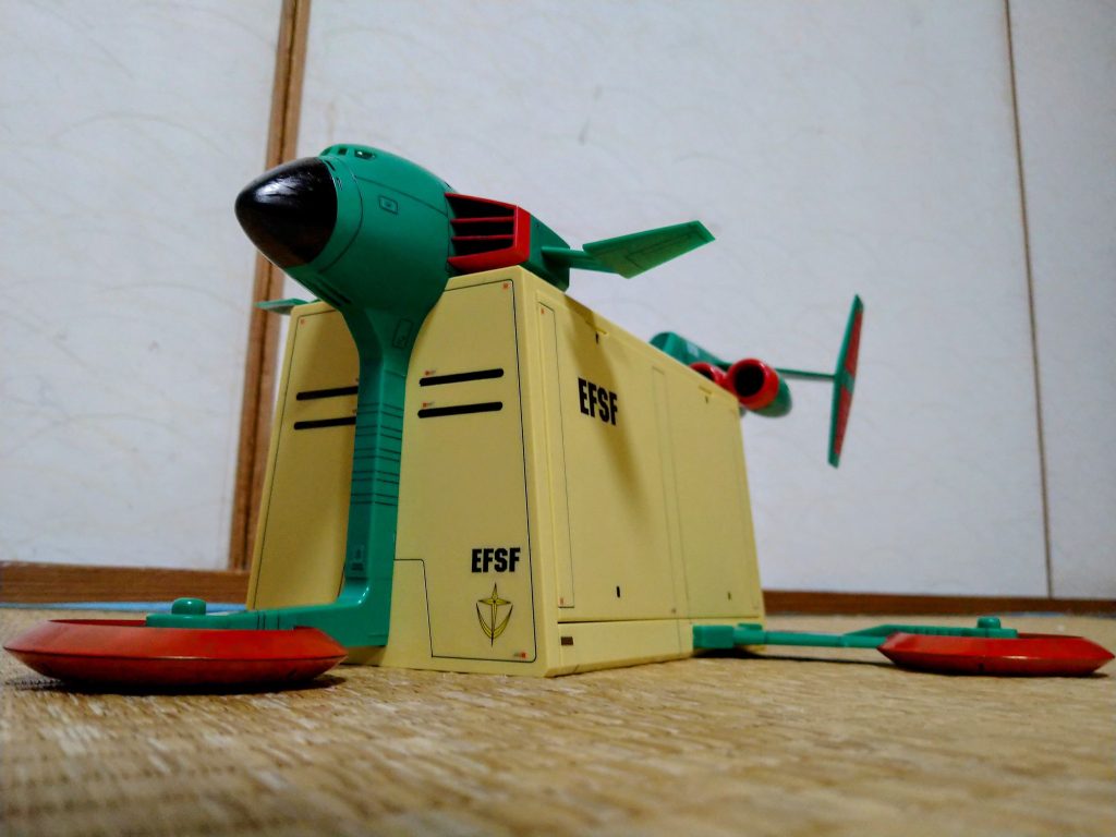 ガンダムを輸送するためなのでかなりの大きさで、下から見上げる角度がカッコいいんですよね。