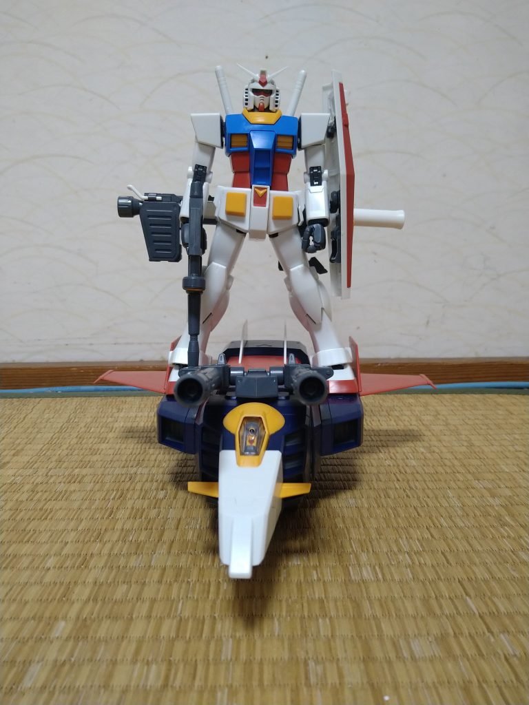 登場時はグフのヒートロッドにやられてヨレヨレだったガンダムを背中に載せサブフライトシステムの様にして戦ったのが印象的でした。
