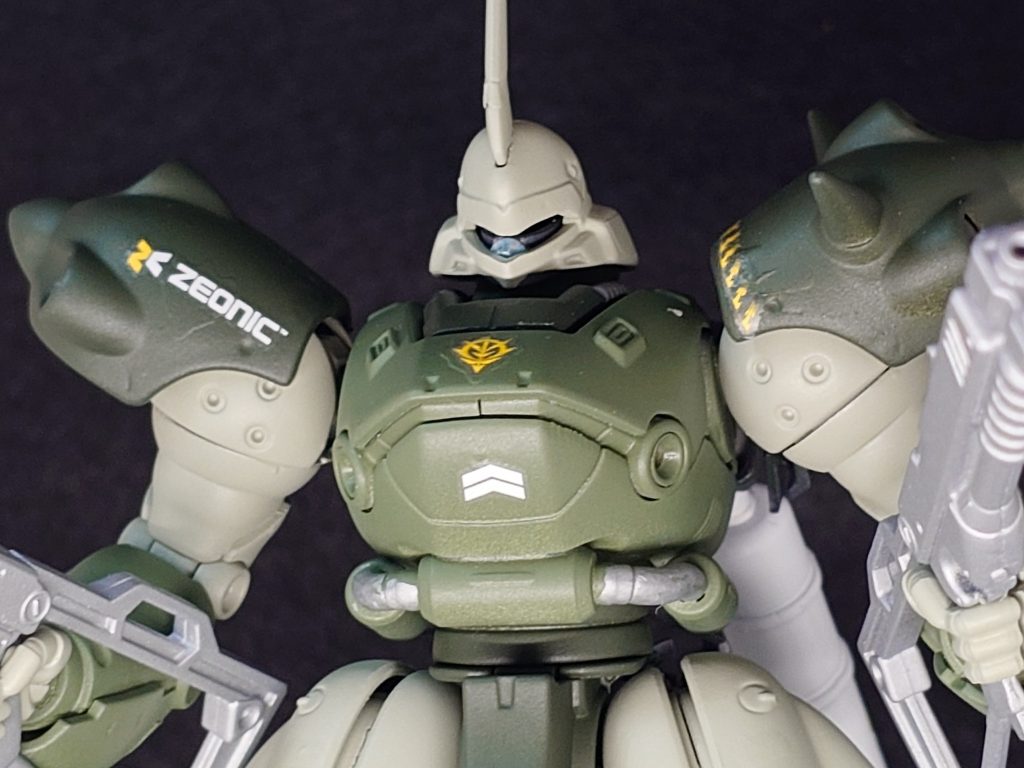 モノアイはラインストーンを貼って目立つ様にしました。