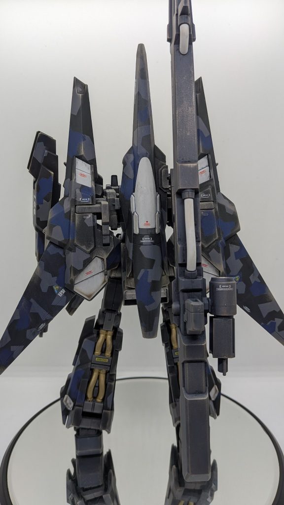 配色は、青　　　→　ティターンズブルー2グレー　→　カモフラージュグレー黒　　　→　NATOブラックの3色を使用しています。ハイキューパーツの迷彩マスキングテープを使って塗り分けました。