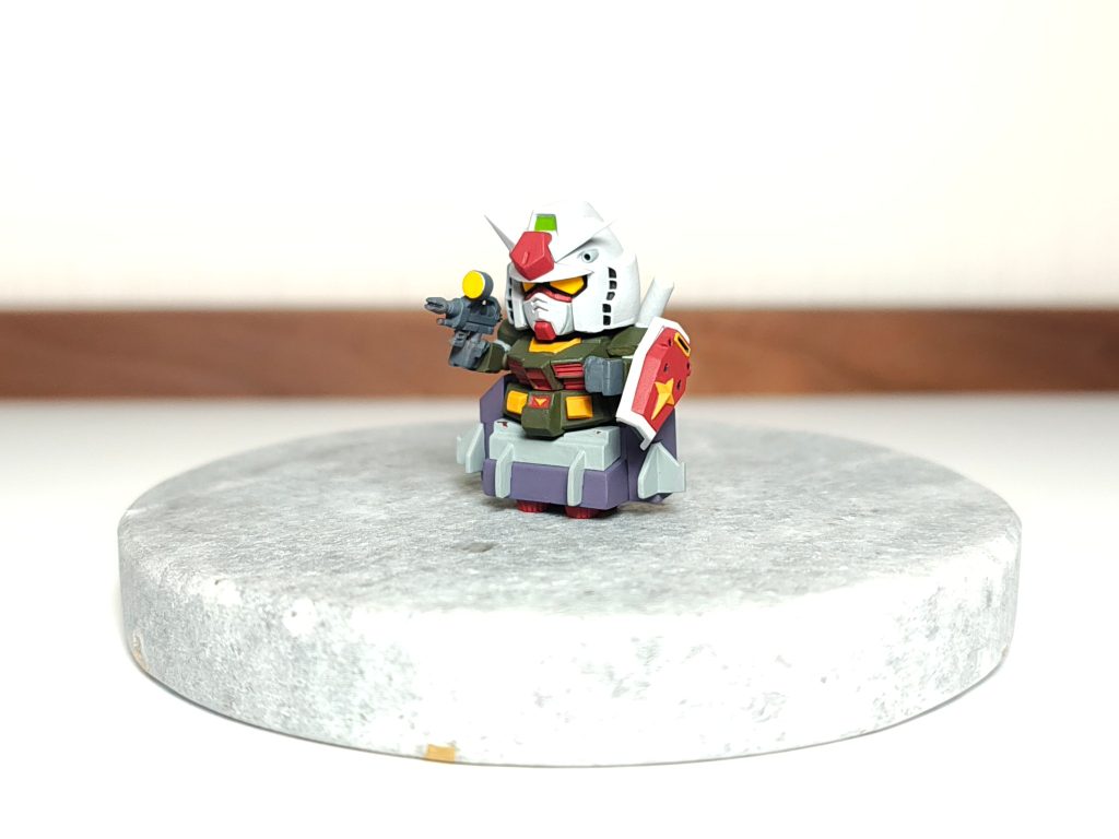ガンダム高起動型。ついにガンダムが空を飛びます。合体させたり分離させたりしてたらＧアーマーの塗装がちょっぴり剥げてしまいました。腰のちっちゃいⅤマークの塗分け、大変でした。