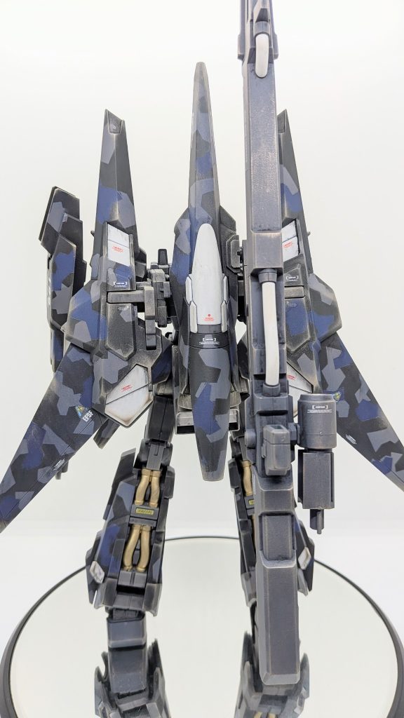 配色は、青　　　→　ティターンズブルー2グレー　→　カモフラージュグレー黒　　　→　NATOブラックの3色を使用しています。ハイキューパーツの迷彩マスキングテープを使って塗り分けました。