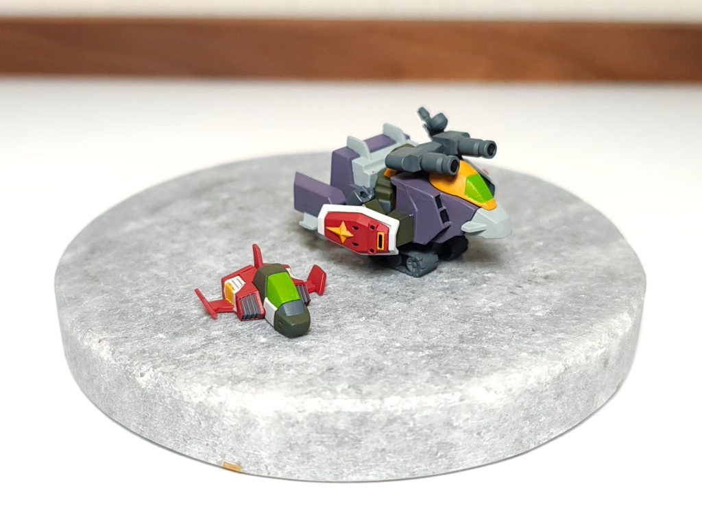 ガンダムを挟み込んでＧアーマーの完成。空を飛んでガンダムを運びます。Ｇアーマーの２門のメガ粒子法は銃口がなかったのでピンバイスで開口しました。