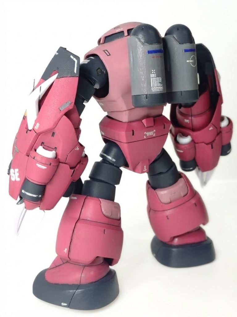 白…クールホワイト赤1…ジャスティスピンク赤2…ジャスティス弐式ピンク黒…ファントムグレーその他スターブライトアイアンとニュートラルグレーでポイント塗装。戦国アストレイで学んだ色数は増やさず塗り分けを増やすことでのディティールアップを意識しました。モノアイは付属シールを蛍光ピンクで塗ったあとにUVレジンコーティングしてます。